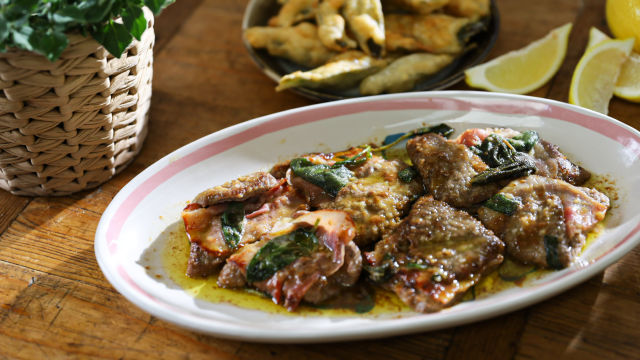 Rimska telečja saltimbocca s hrustljavim žajbljem