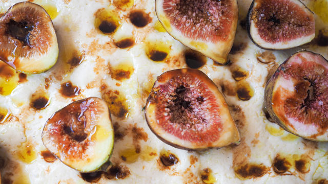 Brezglutenska fokača s figami in pekorinom