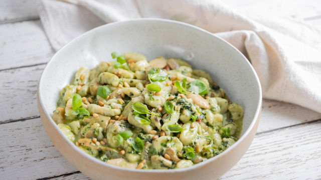 Njoki iz bazilike in rikote z rakovico & guancialejem