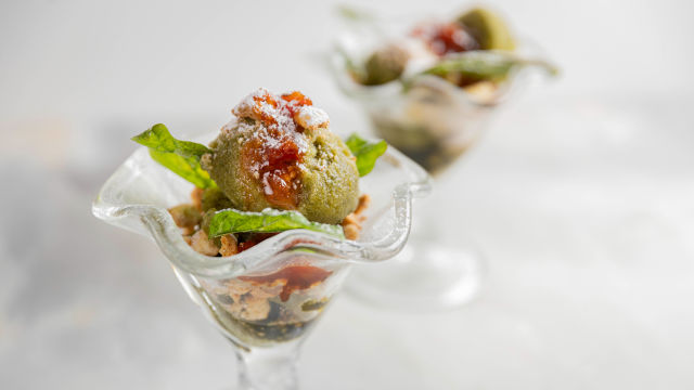 Bazilikin sorbet z drobljencem in čilijevim džemom iz paradižnika in bazilike