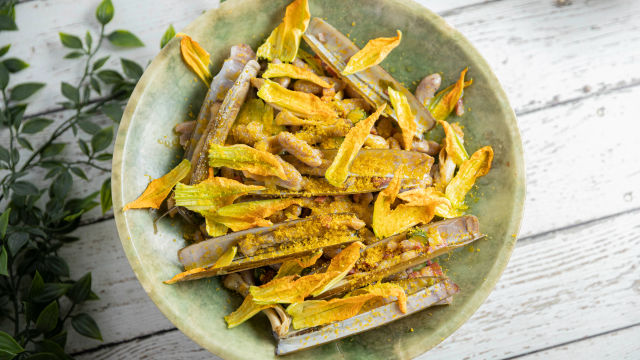 Domači cavatelli iz črnih oliv in rikote