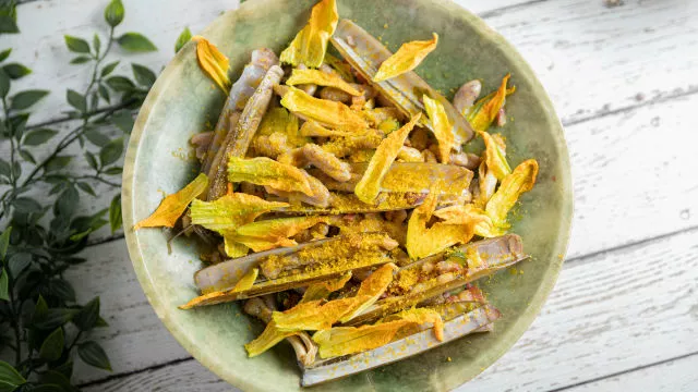 Domači cavatelli iz črnih oliv in rikote