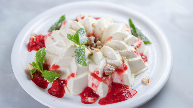 Panakota z limončelom in jagodami