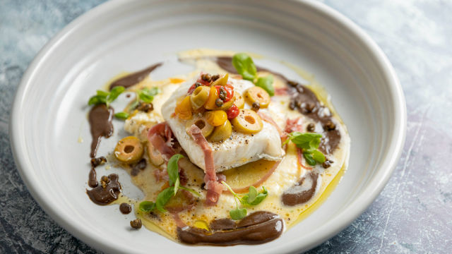 Trska z omako iz črnega česna, stračatelo in pršutom