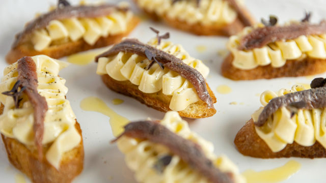 Česnovi kruhki s sardelami in stepenim maslom