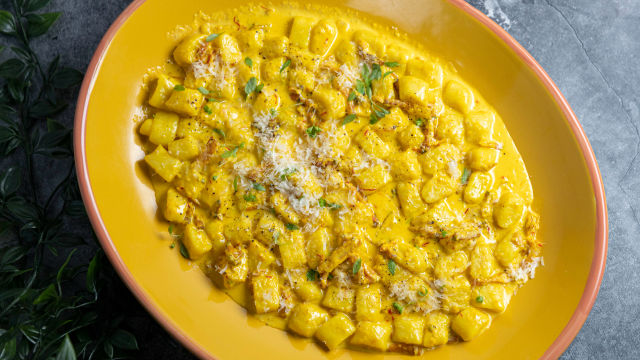 Njoki z gorgonzolo, slanino in žafranom