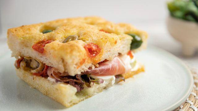 Brezglutenska fokača z olivami