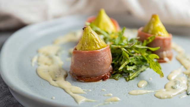 Fige v pršutu z gorgonzolno omako