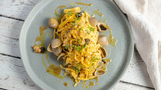 Špageti chitarra z vongolami in bottargo