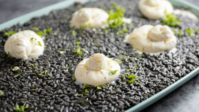 Rižota s sipinim črnilom, proseccom, kozicami in limeto