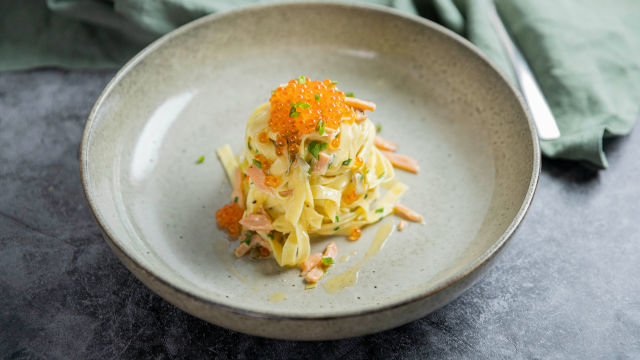 Rezanci tagliatelle s proseccovo omako in dimljenim lososom