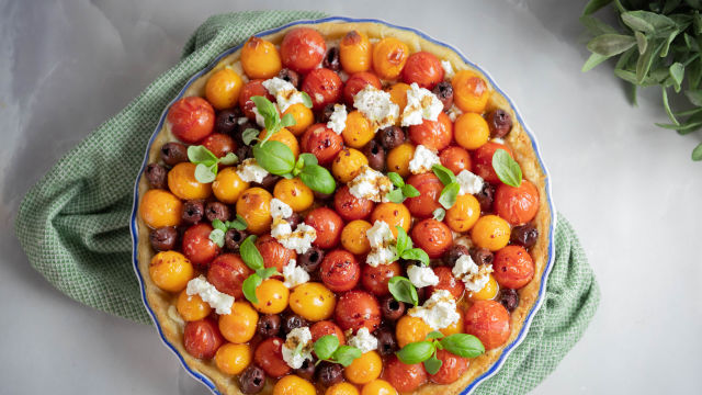 Paradižnikova pita s karamelizirano čebulo in inčuni