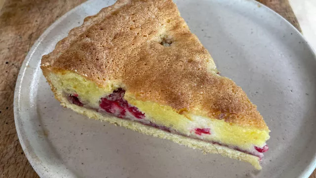 Pita z mandljevo kremo in malinami