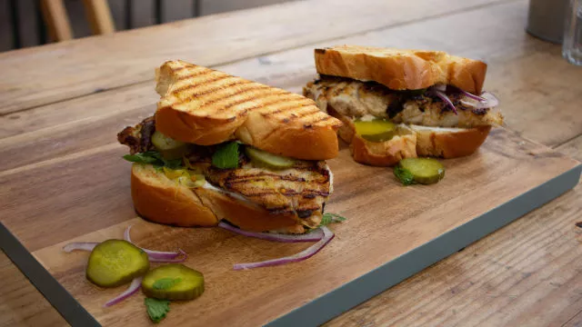 Burger s tandoori polenovko