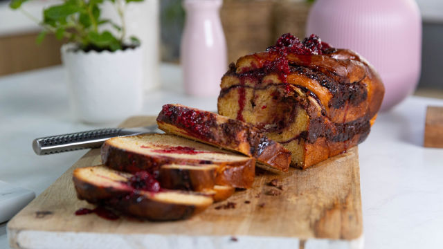 Čokoladna babka z jagodičjem