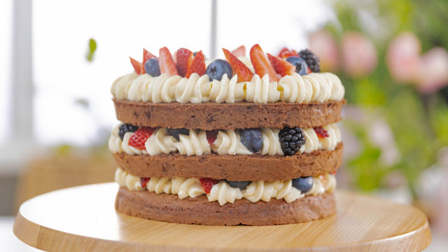 Čokoladna torta z jagodičjem