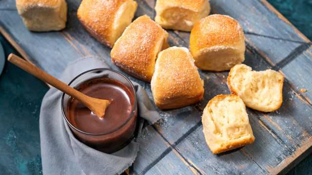 Velikonočne kruhove kroglice s čokoladnim namazom