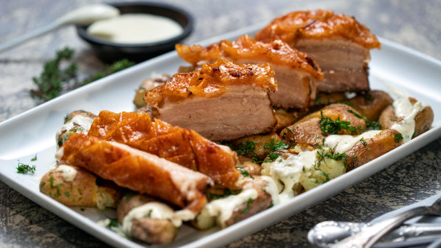 Hrustljava svinjina z zeliščnim krompirjem
