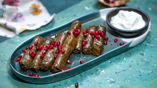 Polnjeni listi vinske trte z bulgurjem in sušenimi paradižniki