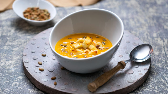 Bučna juha s pečenim halumijem