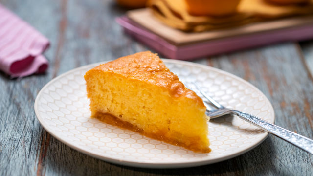 Pomarančni biskvit z mareličnim kompotom