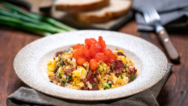 Umešana jajca z nasoljeno govedino