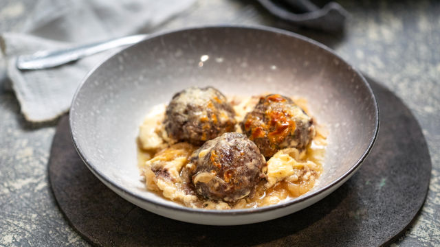 Pečene mesne kroglice z jogurtovo omako