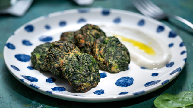 Špinačni burgerji z omako iz jogurta in limone