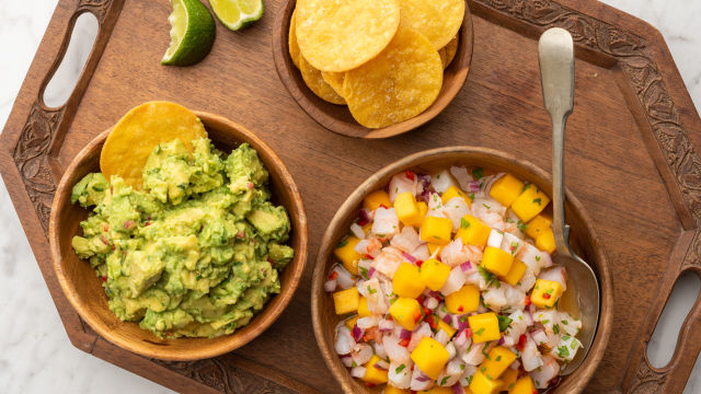 Tostade z rakci, mangovo salso in guacamolom