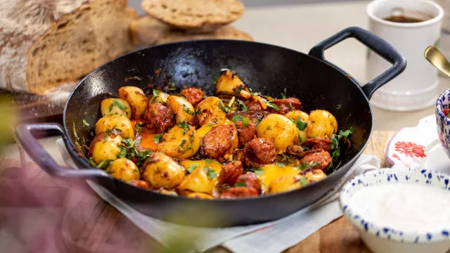 Krompir in chorizo z razlitimi rumenjaki, postreženo s paradižnikovo salso