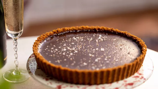 Slana čokoladna pita, postrežena s kislo smetano