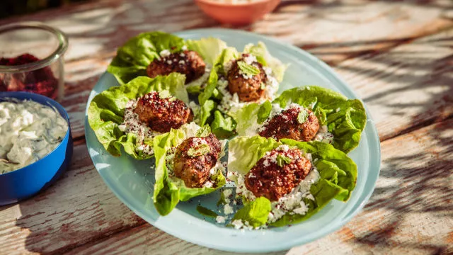 Jagnječje kofte v solatnih listih z metinim jogurtom