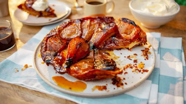 Hruškova pita tarte tatin na žaru