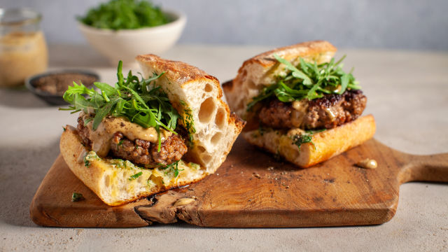 Goveji burgerji, poprova majonezna omaka, česnov kruh