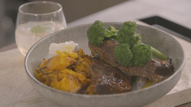 Počasi pečene zarebrnice, bučna tlačenka in brokoli