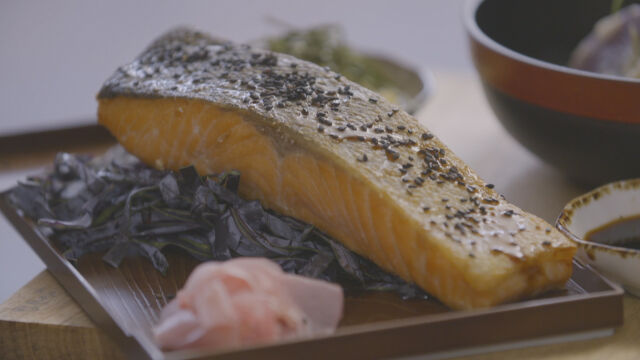 Losos z omako teriyaki in zelenjava v tempuri