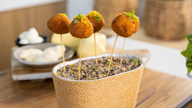 Bivolja mocarela z inčuni, medom in bottargo