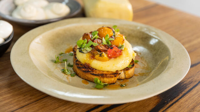 Popečena bela scamorza s panceto in paradižnikom