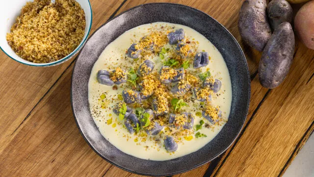 Vijolični krompirjevi njoki s parmezanovo omako