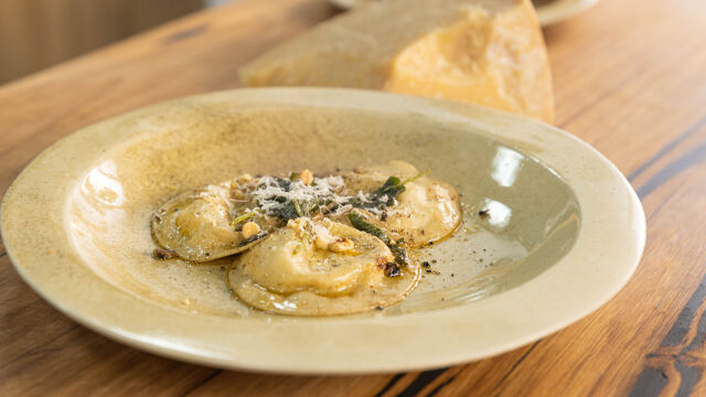Ravioli s parmezanom in črnimi tartufi