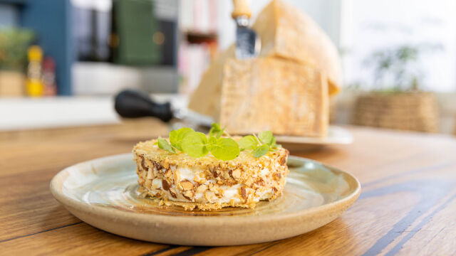 Sendvič s parmezanom, rikoto in parmskim pršutom