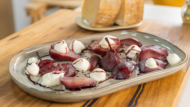 Mousse s parmezanom in hruške, poširane v lambruscu