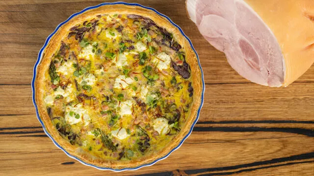 Torta salata s kuhanim pršutom, rikoto in šparglji
