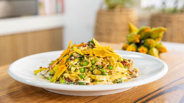 Široki rezanci z bučkinimi cvetovi in omako s sirom provolone