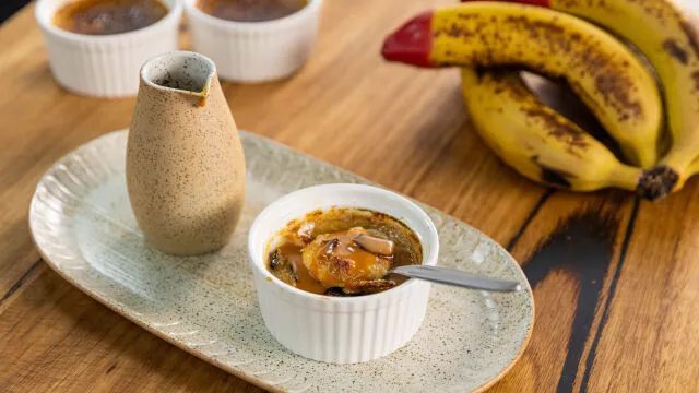 Bananov puding z belo čokolado in karamelno omako