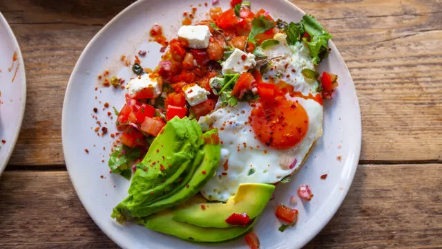 Sveža in zeliščna huevos rancheros s picom de gallo