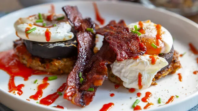 Krompirjev rosti s krvavico, poširanim jajcem in slanino
