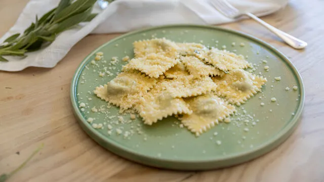 Ravioli, polnjeni s kozjo skuto in špinačo
