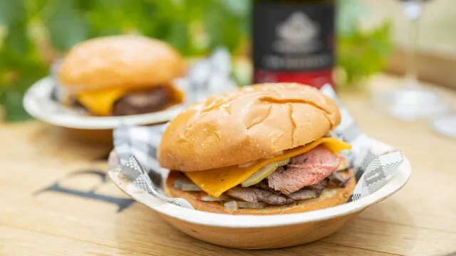 Cheeseburger z na tanko narezano govedino