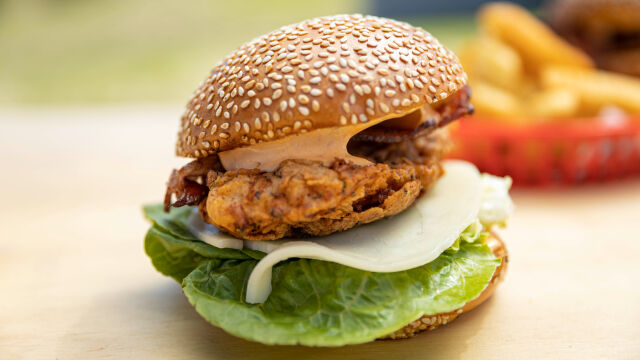 Burger z ocvrtim piščancem